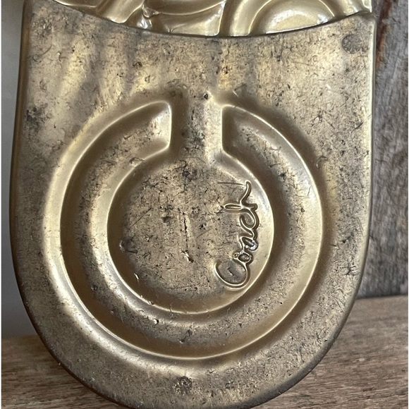 COACH Gold Jelly Flip Flops Bows & Logos Worn Once 10M Perfect for Pool & Beach - Picture 8 of 12